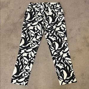 Chico’s Black and White Patterned Pants size 00R US size 2R